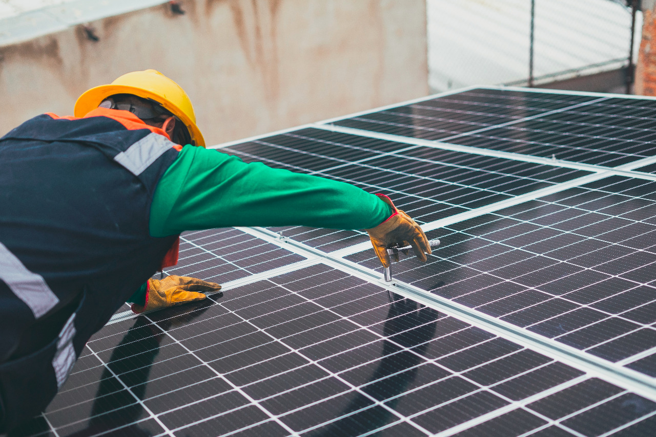 Painéis solares em um telhado.