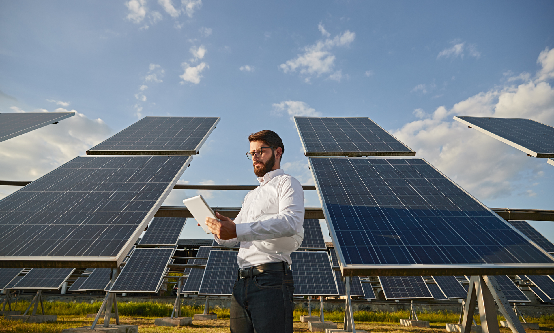 Imagem de um engenheiro analisando o desempenho de uma usina solar